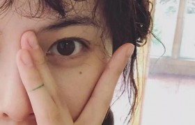 泫雅校园表演胸前衣服滑落不带胸罩补贴胶带现场图片无码在哪看