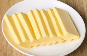 黄油和奶酪哪个更有营养，黄油奶酪有什么不同是什么材料做的？