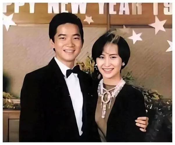 错过爱情的陈百强,在35岁自杀后,留下了孤独无助的母亲。