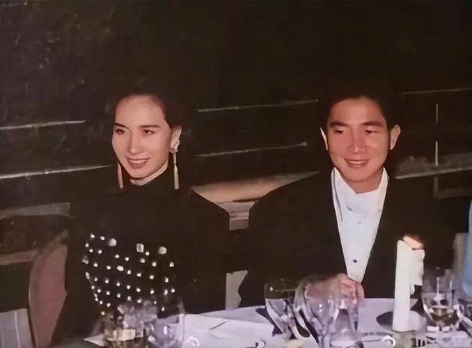 错过爱情的陈百强,在35岁自杀后,留下了孤独无助的母亲。