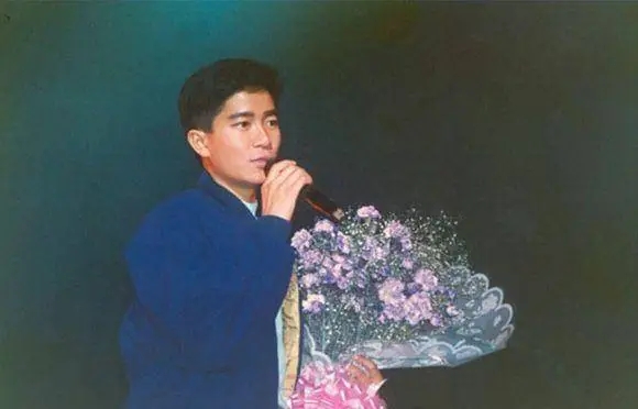 错过爱情的陈百强,在35岁自杀后,留下了孤独无助的母亲。